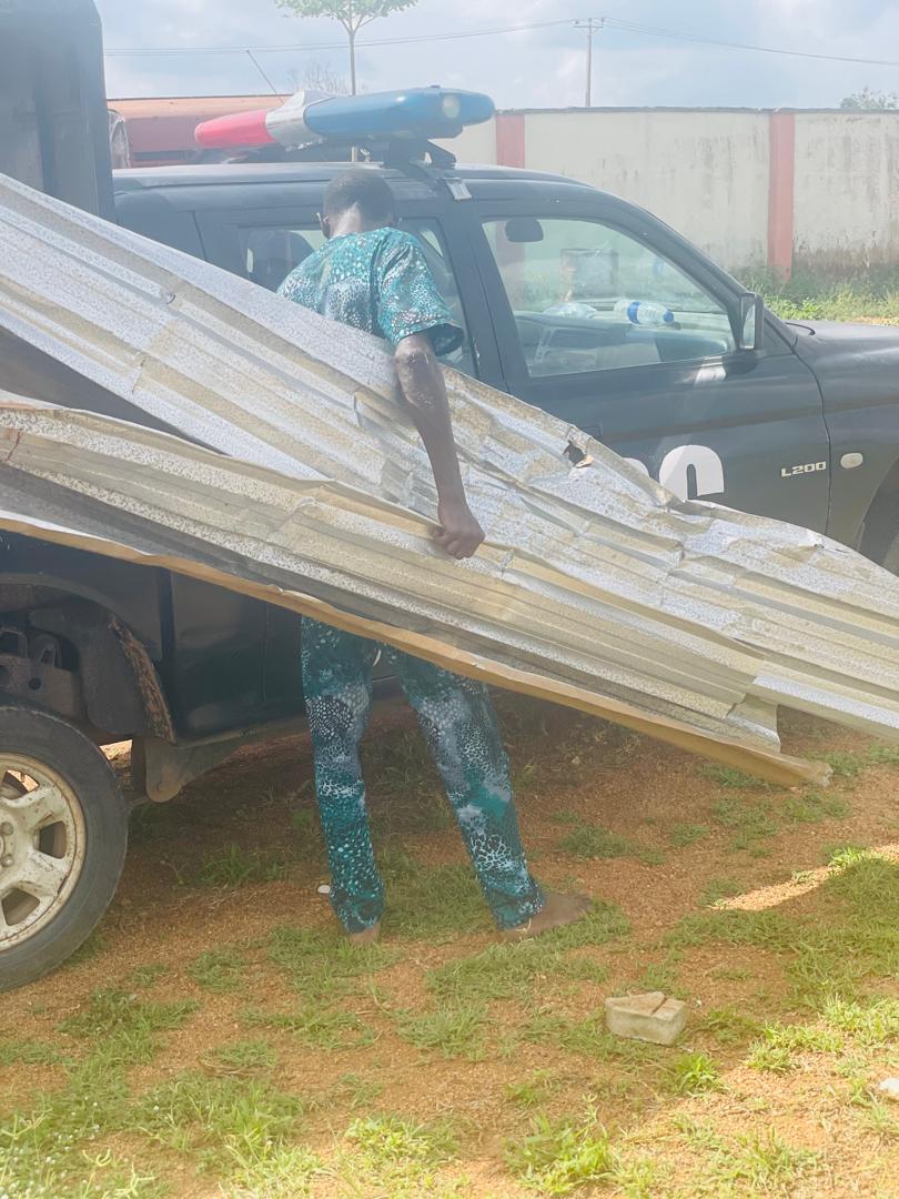 Osun NSCDC Nabs Man For Allegedly Vandalizing, Selling Roofing Sheet Of Govt School