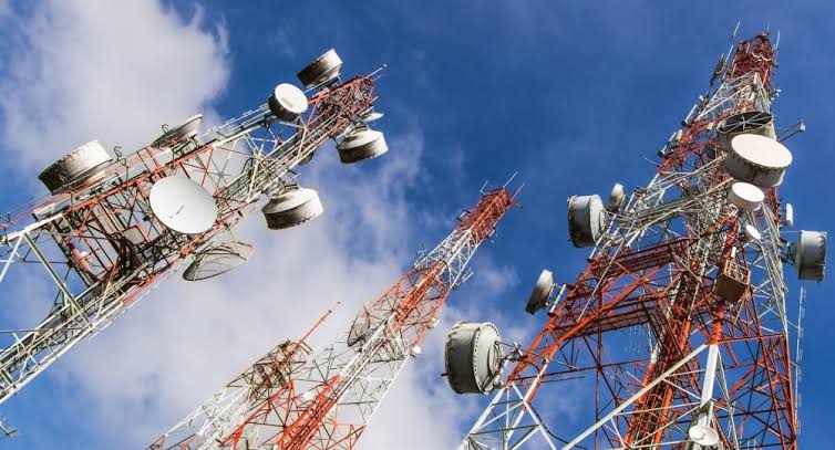 Man Climbs Mast In Abuja To Protest Economic Hardship, Subsidy Removal