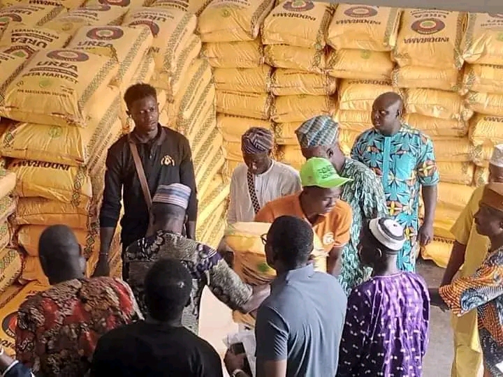 Beneficiaries Shower Encomiums As Oyetola Distributes Fertilizers To Osun Farmers