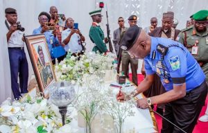 https://blazenewz.com/2024/11/07/lagbaja-igp-defence-pay-condolence-visit-to-widow/