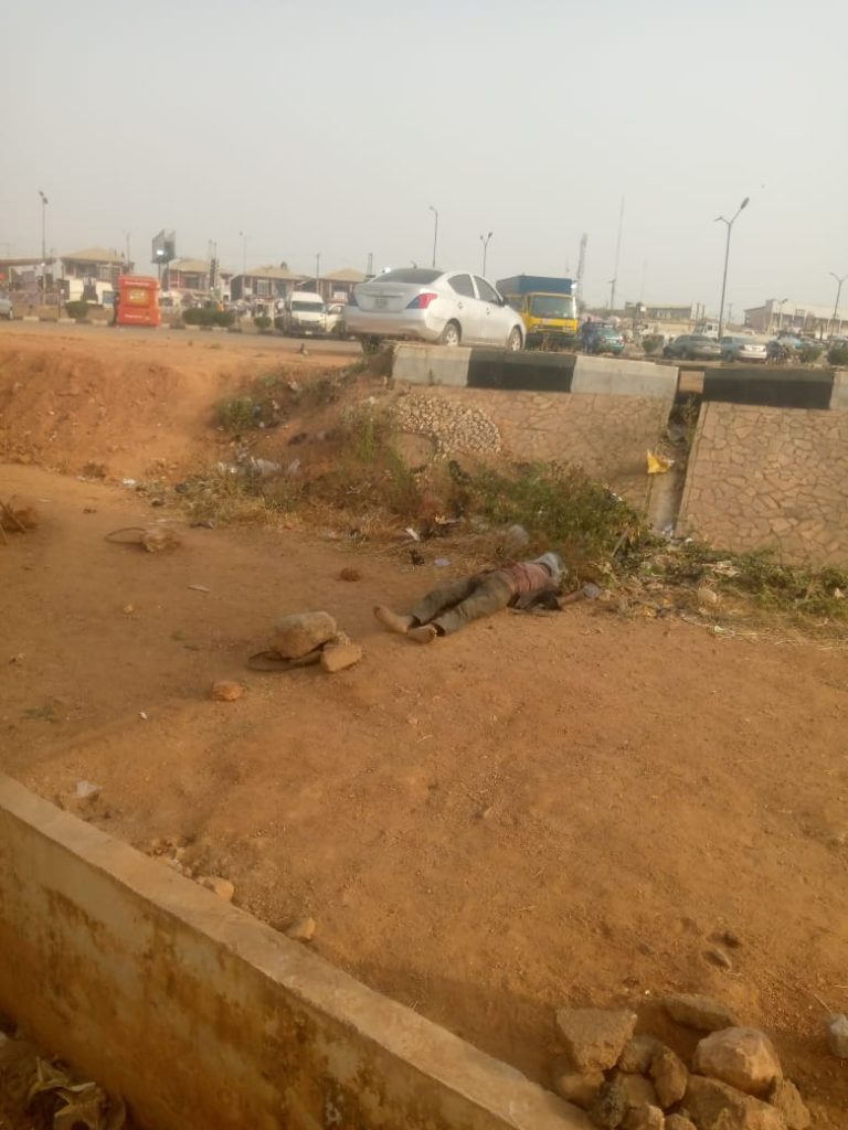 Panic As Lifeless Body Found By Roadside In Osogbo