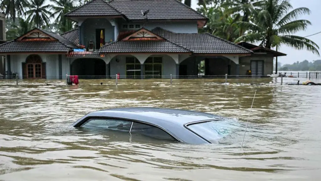 Malaysia Floods Kill 3, Displace Over 120,000