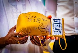 President Bola Tinubu on Wednesday hosted Nigerian-born boxing champion, Anthony Joshua in his Lagos State residence.

President Tinubu described 