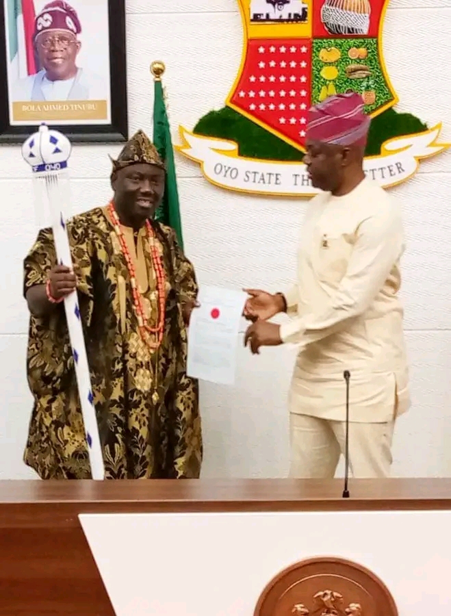 Breaking: Gov Makinde Presents Instruments Of Office To New Alaafin