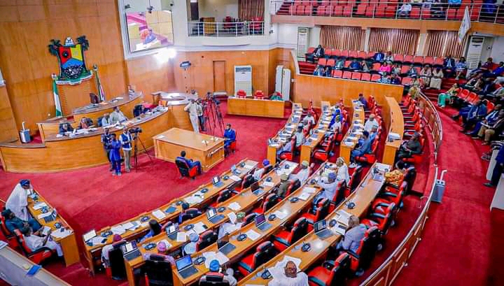 The operatives of the Department of State Security, DSS, and the Nigeria Police, on Monday, took over the Lagos State House of Assembly.