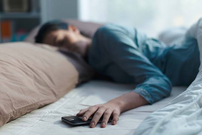 Why Its Dangerous To Sleep With Your Phone Under Pillow - Tech Expert News